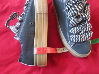 Converse negras con cordones llamativos