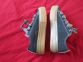 Converse negras con cordones llamativos