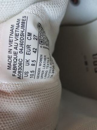 Converse negras con cordones llamativos