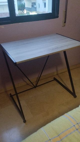 Mesa de madera y metal
