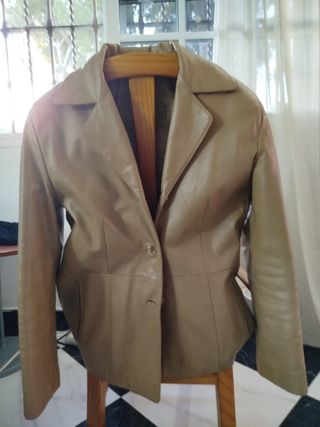 Chaqueta cuero piel Beige. Marca Brumas