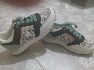 Deportivas verdes y blancas