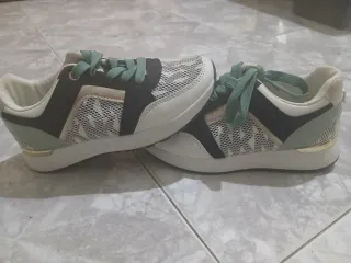 Deportivas verdes y blancas