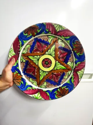 Plato de cerámica decorado