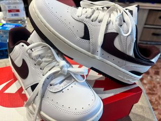 Zapatillas Nike Blancas y granate