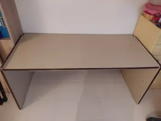 Tavolo da ufficio in legno beige