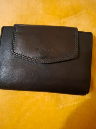 Billetero de piel para señora.