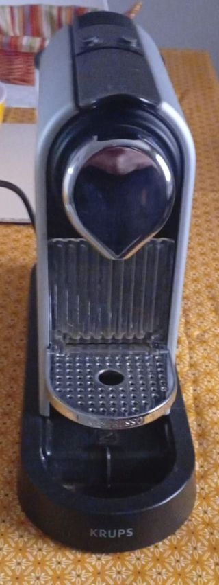 Cafetera Krups Nespresso con dispensador cápsulas