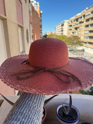 Sombrero de ala ancha con abalorios