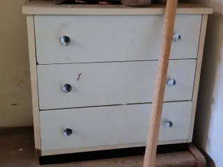 Mesita de noche blanca