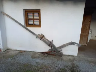Arado antiguo de madera