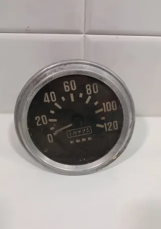 Velocímetro cuenta kilómetros antiguo