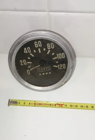 Velocímetro cuenta kilómetros antiguo