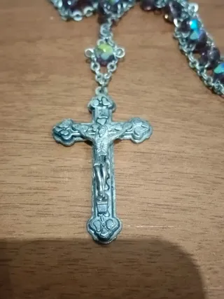 Rosario de cuentas moradas y cruz
