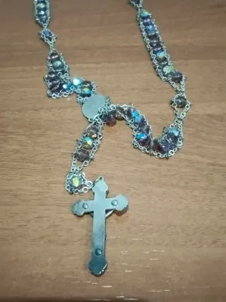 Rosario de cuentas moradas y cruz