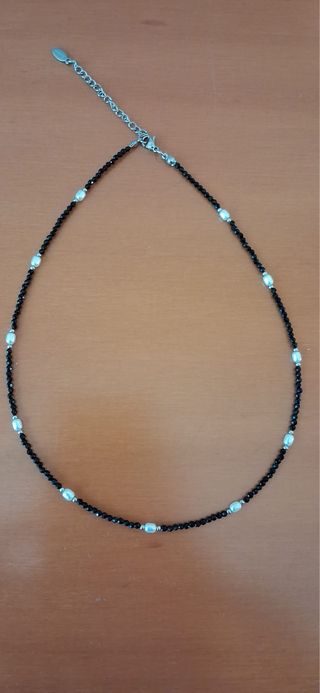 Gargantilla negra y plateada con perlas