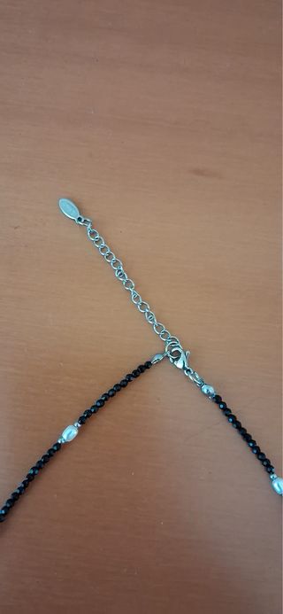 Gargantilla negra y plateada con perlas