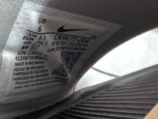 Chanclas Nike plateadas y negras