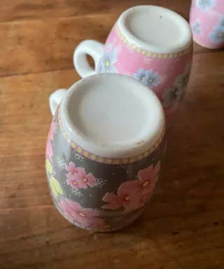 Tres tazas coloridas