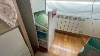 Escritorio blanco con almacenaje debajo en cajon