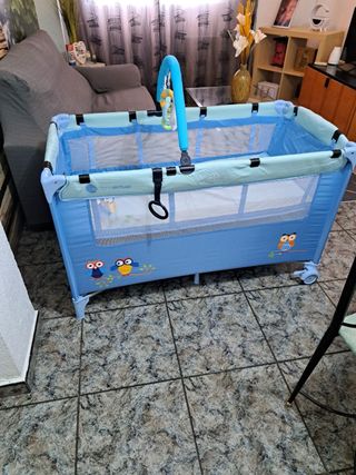 Parque infantil azul poco uso