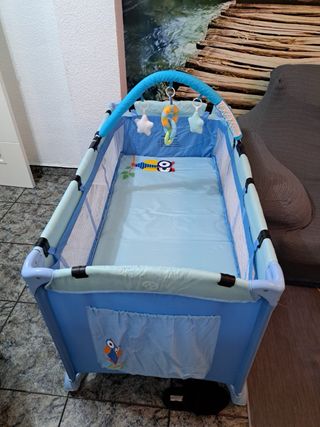 Parque infantil azul poco uso