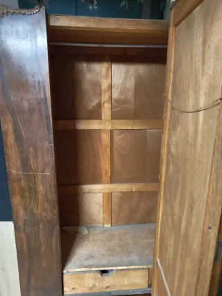 Armario antiguo de madera con espejo