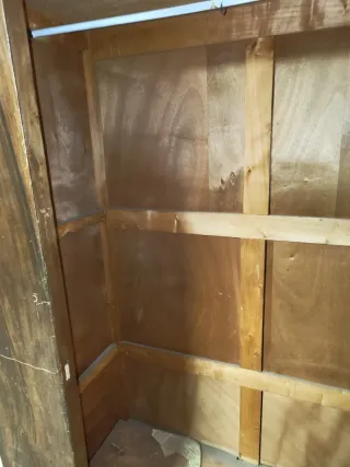 Armario antiguo de madera con espejo