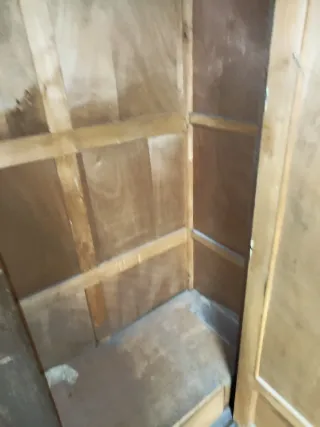 Armario antiguo de madera con espejo