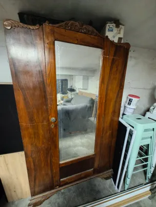 Armario antiguo de madera con espejo