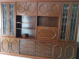 Mueble de salón de madera con vitrinas