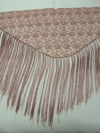 Mantoncillo rosa con flecos