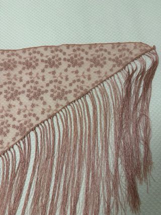 Mantoncillo rosa con flecos