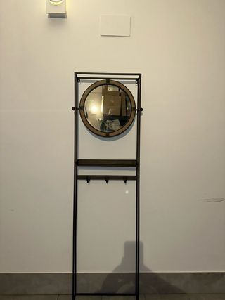 Mueble recibidor con espejo y ganchos