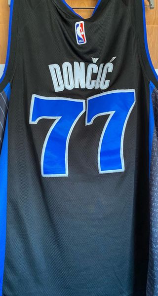 Camiseta Dallas Mavericks Negra 77 Luka Doncic NBA