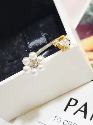 Anillo abierto Bridgerton Abeja con flor de perlas