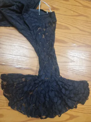 Traje de flamenca negro con mangas de encajes