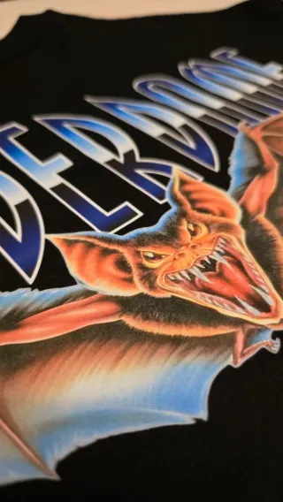 Camiseta Negra con Diseño de Murciélago