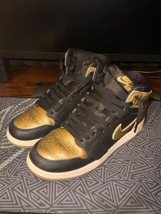 Air Jordan 1 Mid Negro Dorado