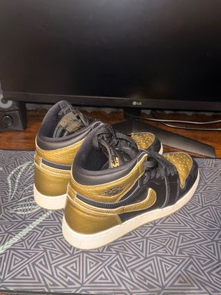 Air Jordan 1 Mid Negro Dorado