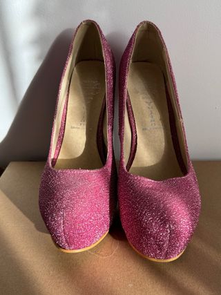 Zapatos de tacón rosa brillantes