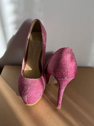 Zapatos de tacón rosa brillantes