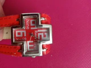 Reloj pulsera rojo y plateado