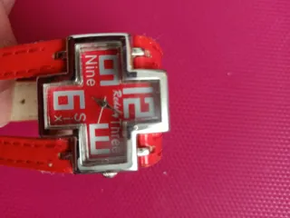 Reloj pulsera rojo y plateado