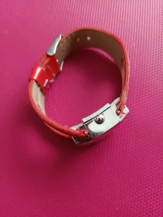 Reloj pulsera rojo y plateado