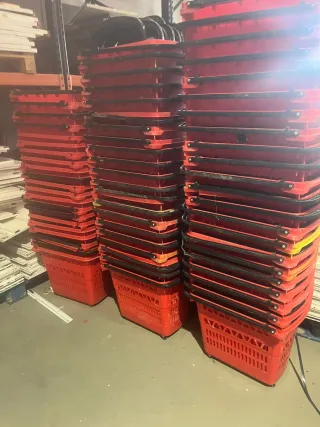 Cestas de supermercado rojas apilables