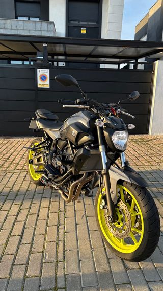Yamaha MT-07 Gris y Amarillo