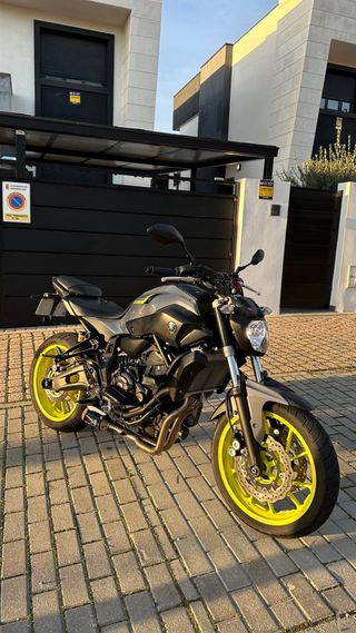 Yamaha MT-07 Gris y Amarillo