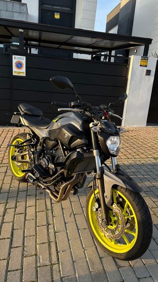 Yamaha MT-07 Gris y Amarillo
