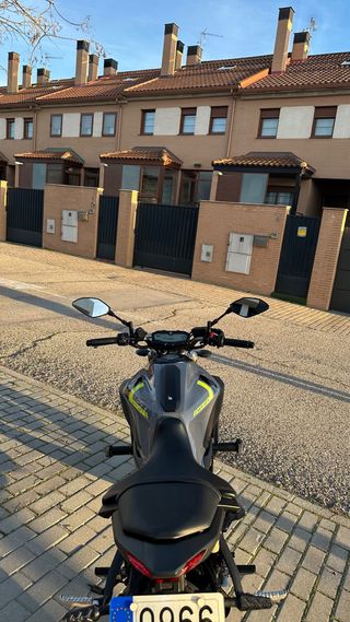 Yamaha MT-07 Gris y Amarillo